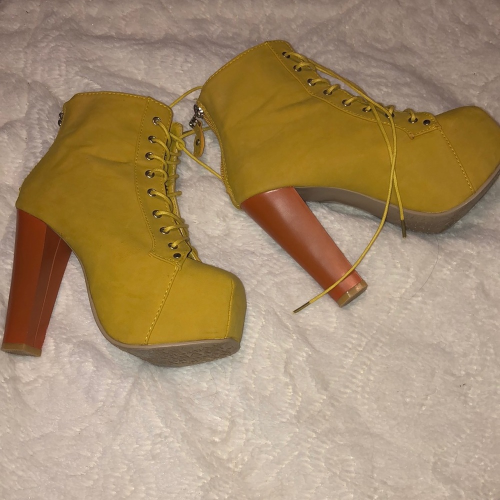 DESIGNER BY IVY HEELS YELLOW SIZE 6